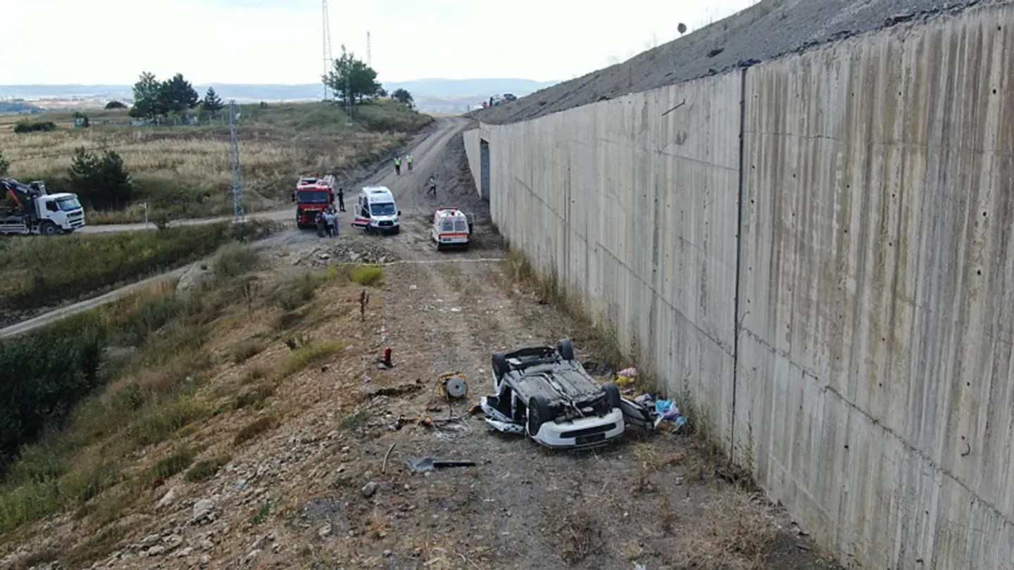 İzmir’den Memlekete Gidiyorlardı! Otomobil 15 Metreden Menfeze Uçtu: Baba Hayatını Kaybetti