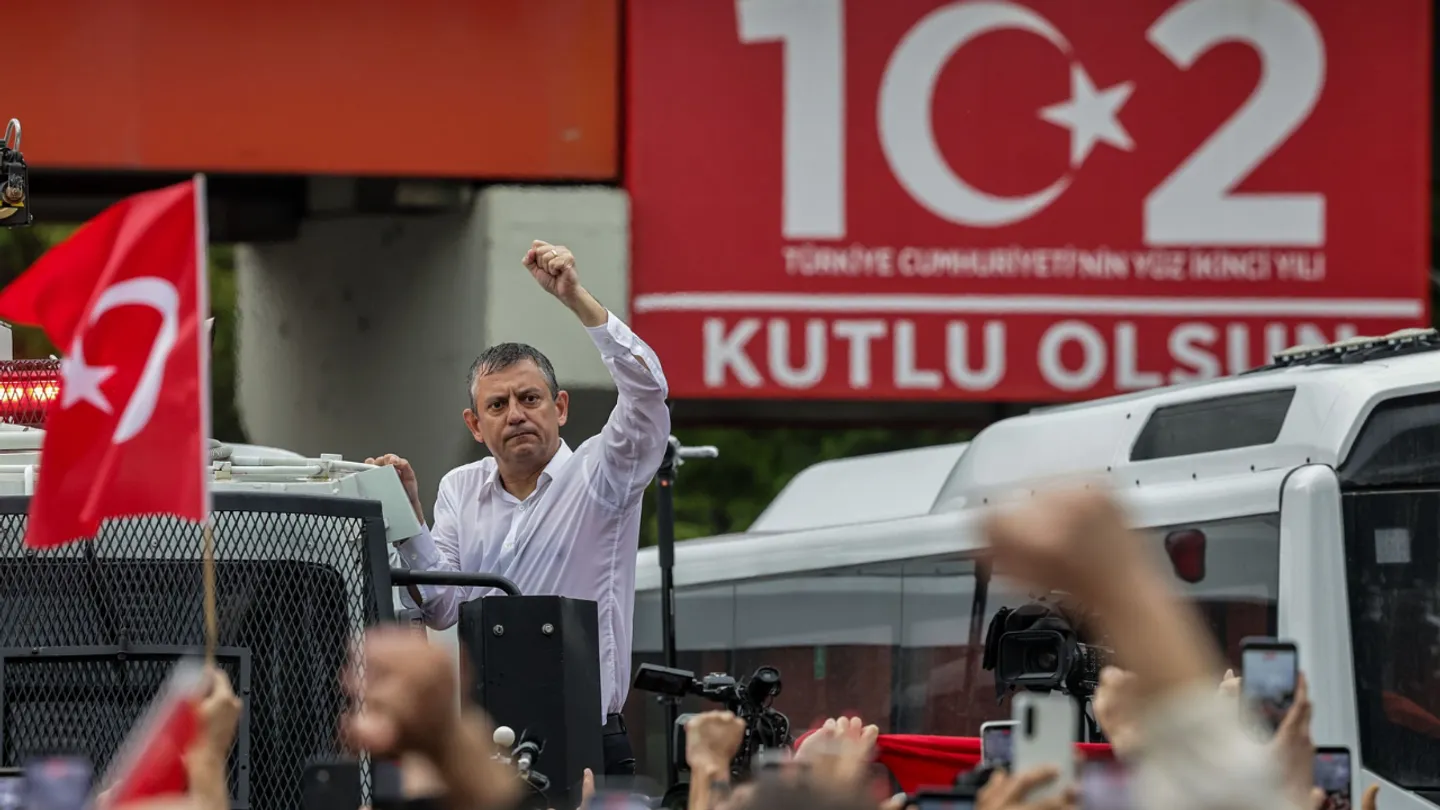 Özgür Özel'den CHP'ye duygusal veda: "Vakti gelmiş bir vedanın hüznünü taşıyarak çıktım"