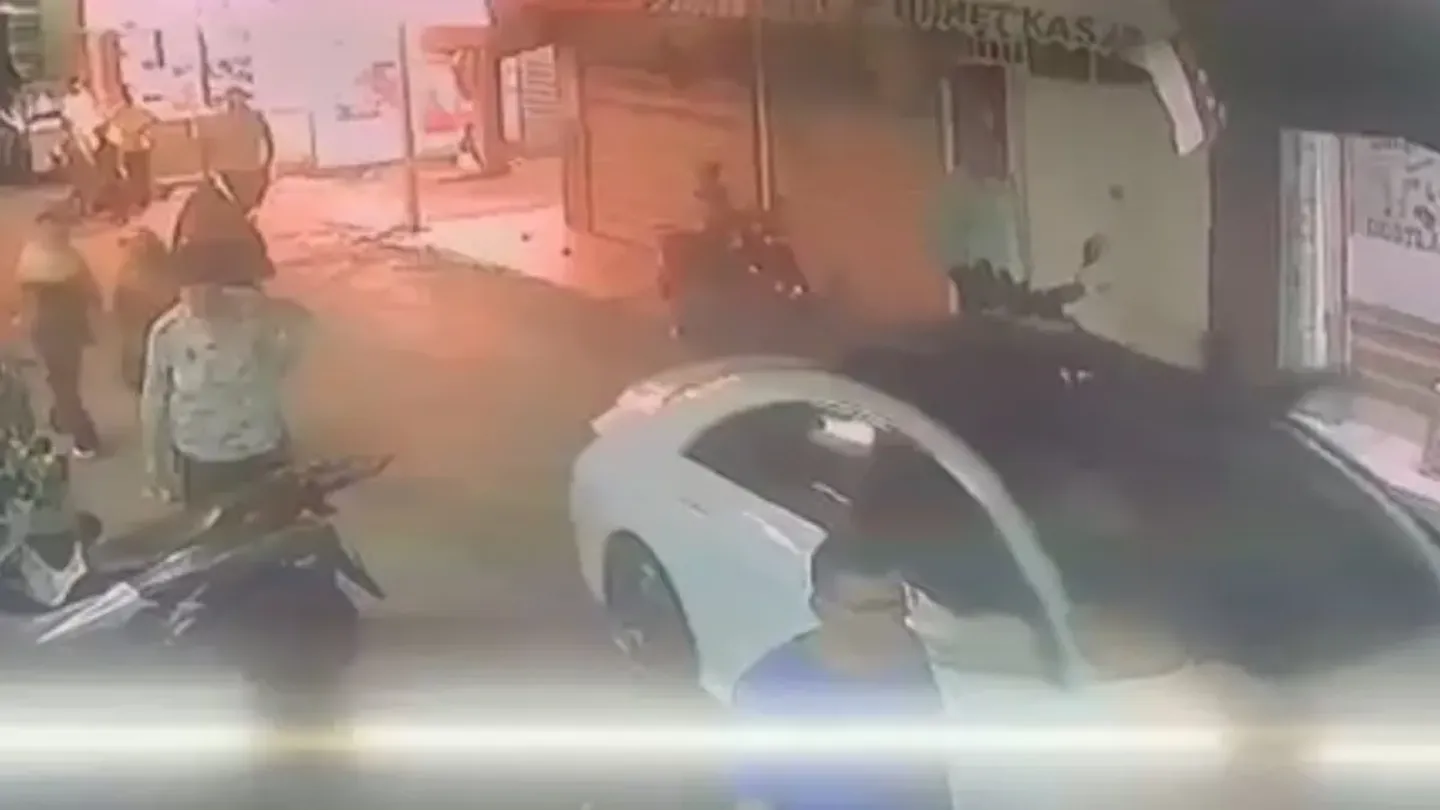 İzmir’deki vahşetin görüntüleri ortaya çıktı: Hareket halindeki aracın penceresinden kalbinden bıçaklamış