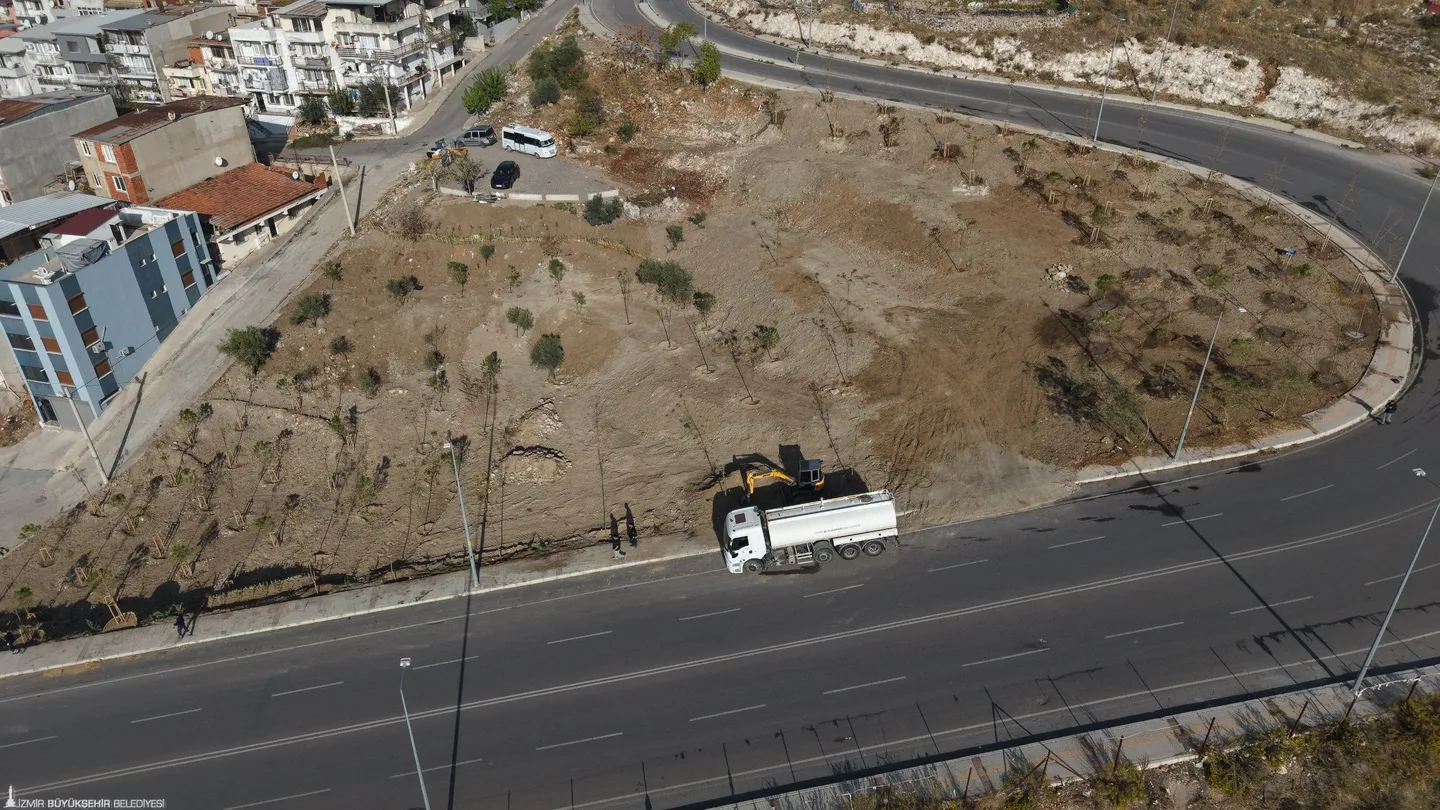 İzmir Buca’da 5 Dönümlük Alan Yeşile Bürünüyor! Yüzlerce Fidan Toprakla Buluştu