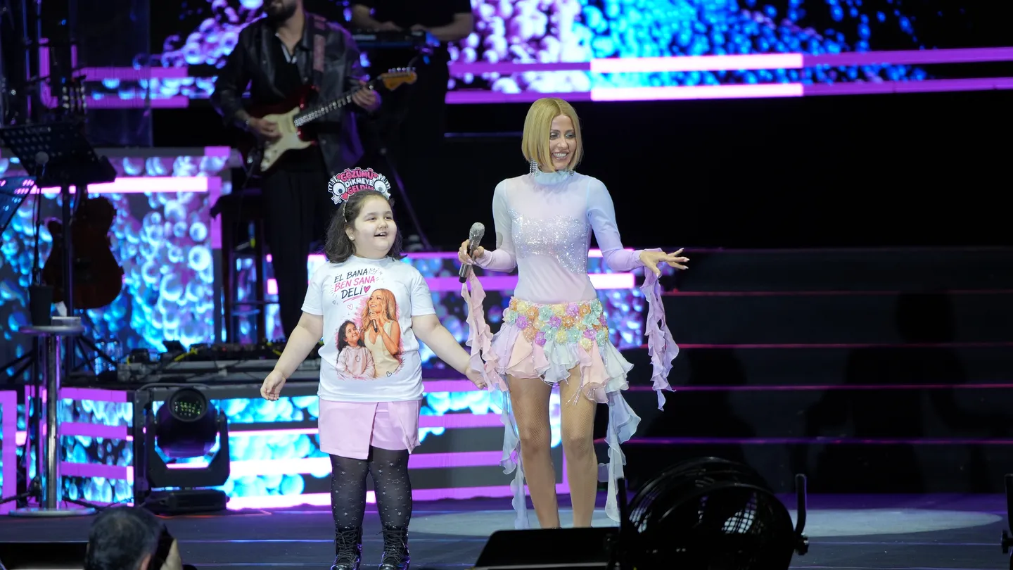 Derya Uluğ konserinde duygusal anlar! Minik Zeynep sahneye çıktı