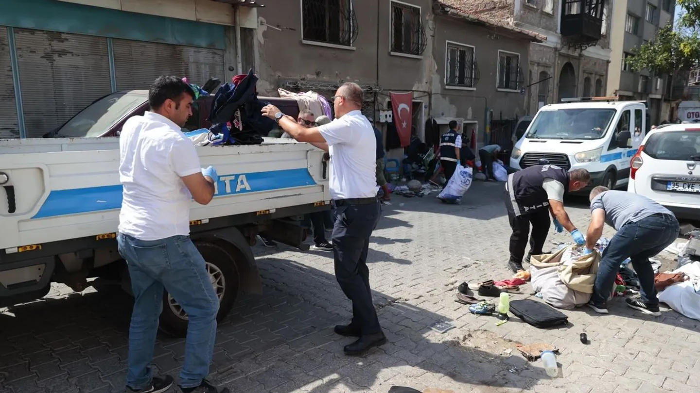 Konak'ta seyyar satıcılara sıkı denetim: Ürünlere el konuldu