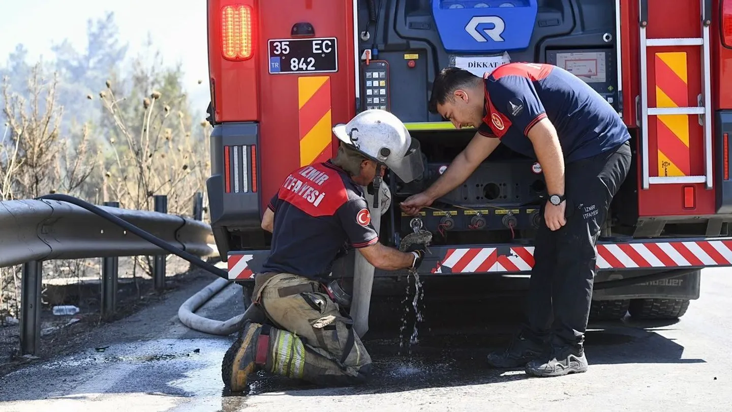Bornova'daki orman yangınında fabrikaya sıçrayan alevler kontrol altına alındı