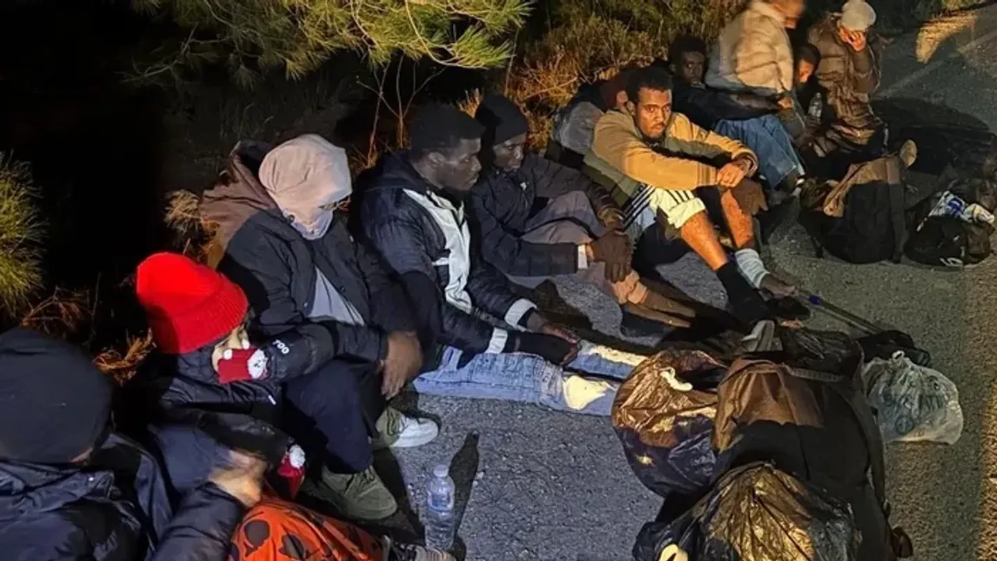 Karaburun’da minibüsten 16 düzensiz göçmen çıktı: Organizatör tutuklandı