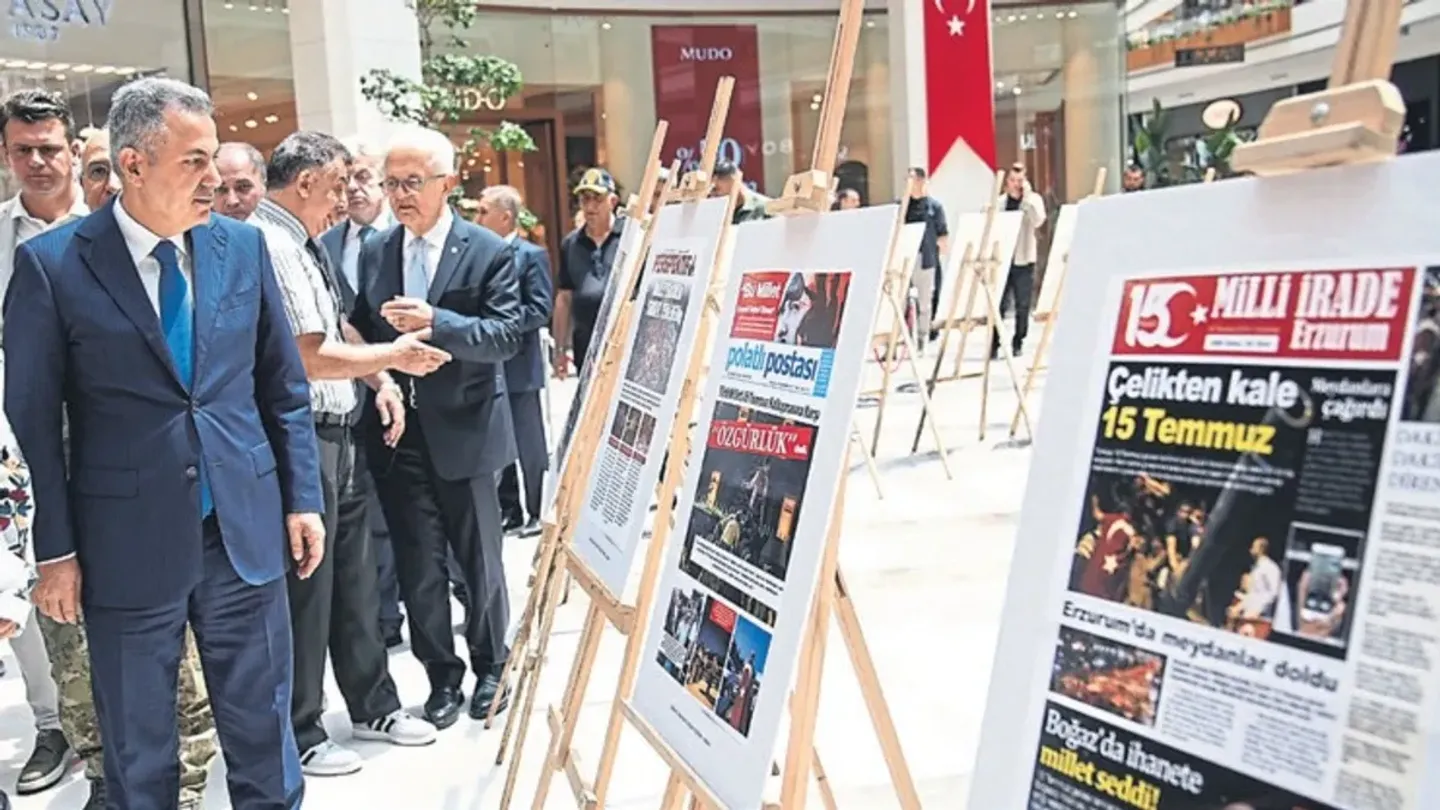 İzmir’de ‘15 Temmuz Manşetleri Gazetecilik Atölyesi Sergisi’ açıldı