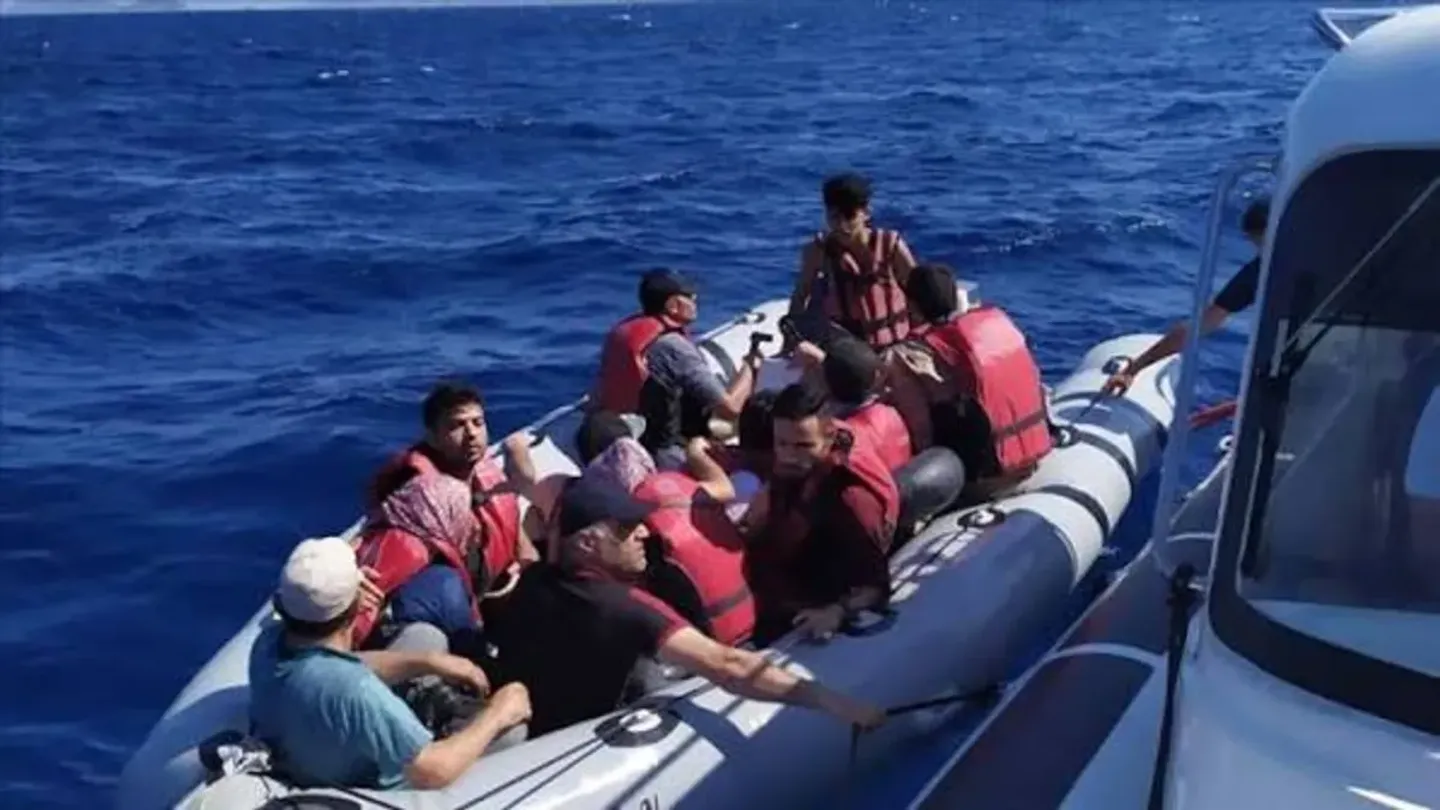 Çeşme Açıklarında Göçmen Operasyonu! Lastik Bottaki 16 Kişi Güvenli Şekilde Karaya Çıkarıldı