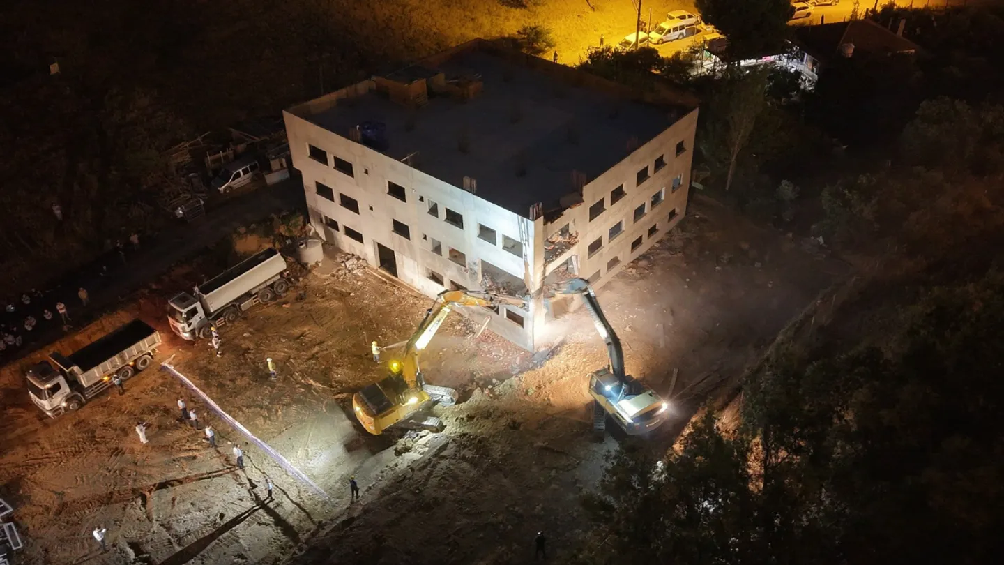 Büyükşehir’den kaçak yapıya müdahale: Kentsel dönüşüm alanındaki bina yıkıldı