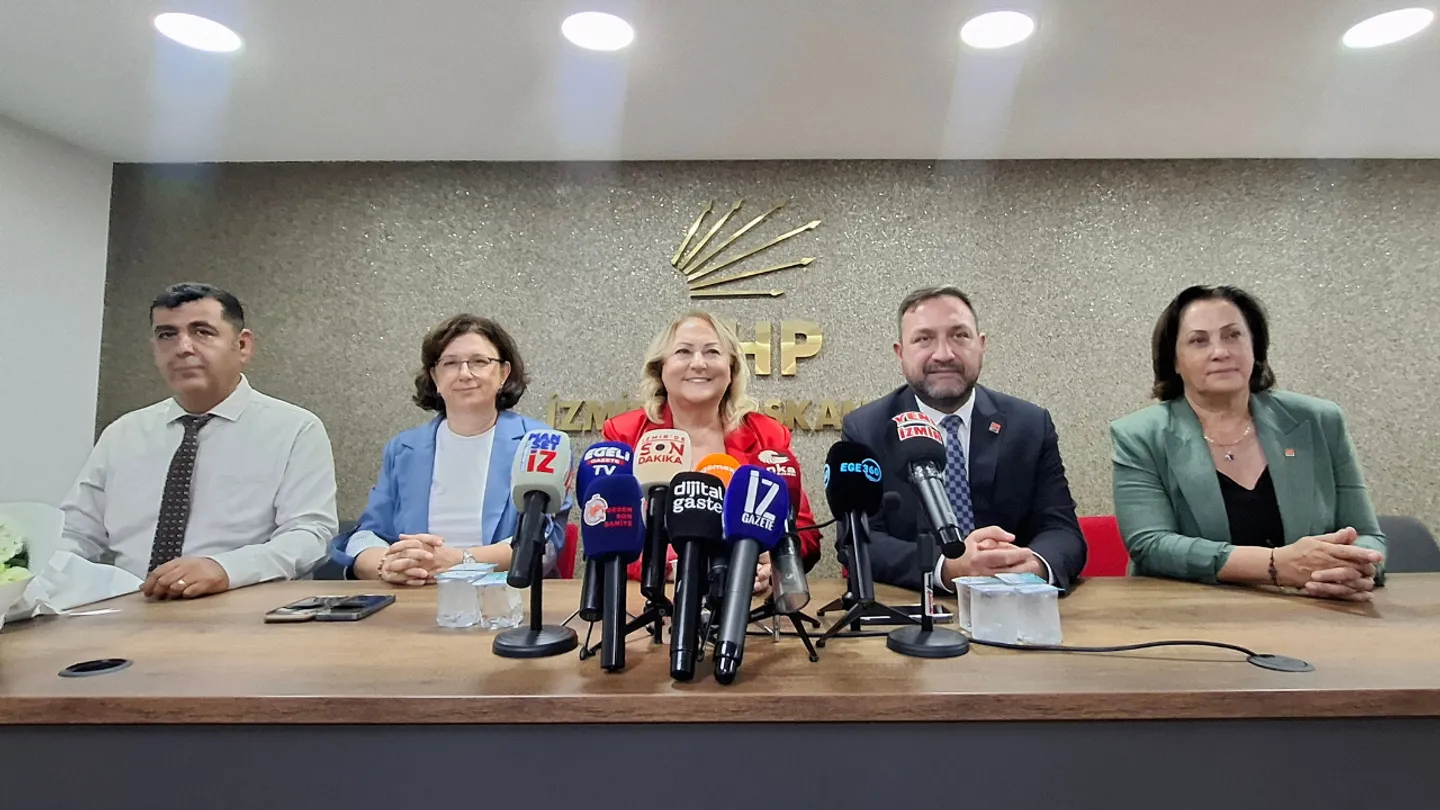 CHP İzmir Kadın Kolları'ndan Sert Çıkış: "Mesele Cumhuriyettir, Biz Yolumuzdan Dönmüyoruz!"