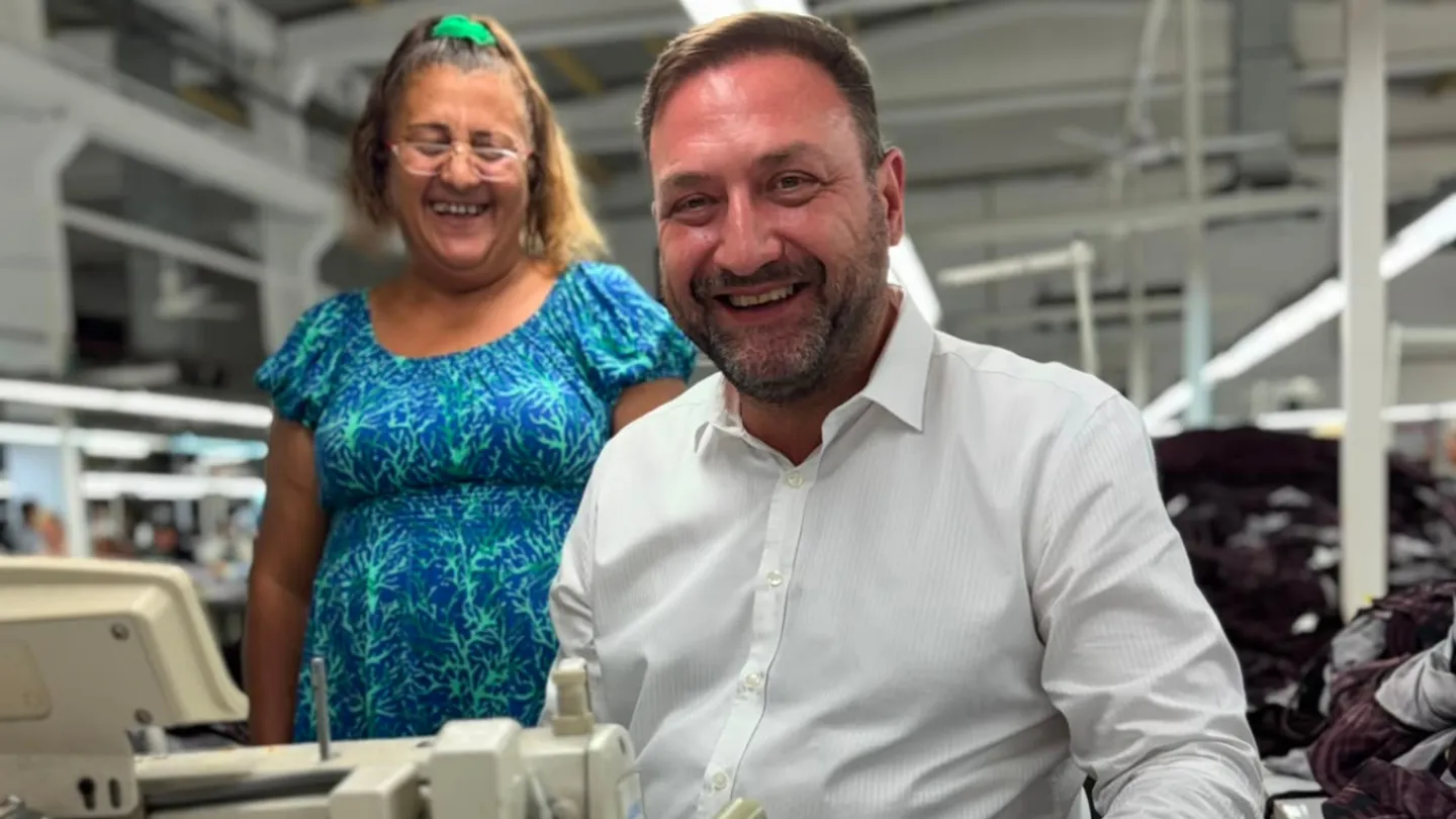 Gümrükçü tekstil işçilerini ziyaret etti: Dikiş makinesinin başına geçti