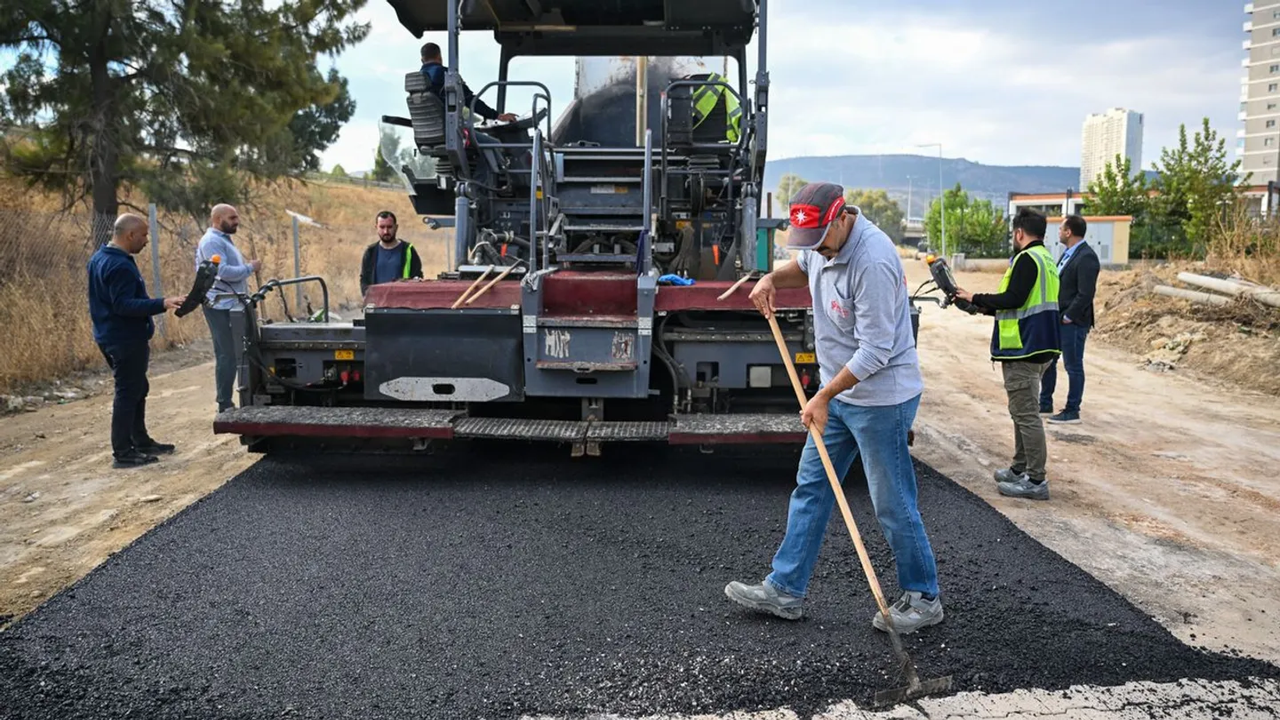 Bornova’da yılların yol çilesi sona eriyor: Karacaoğlan’da asfalt mesaisi başladı
