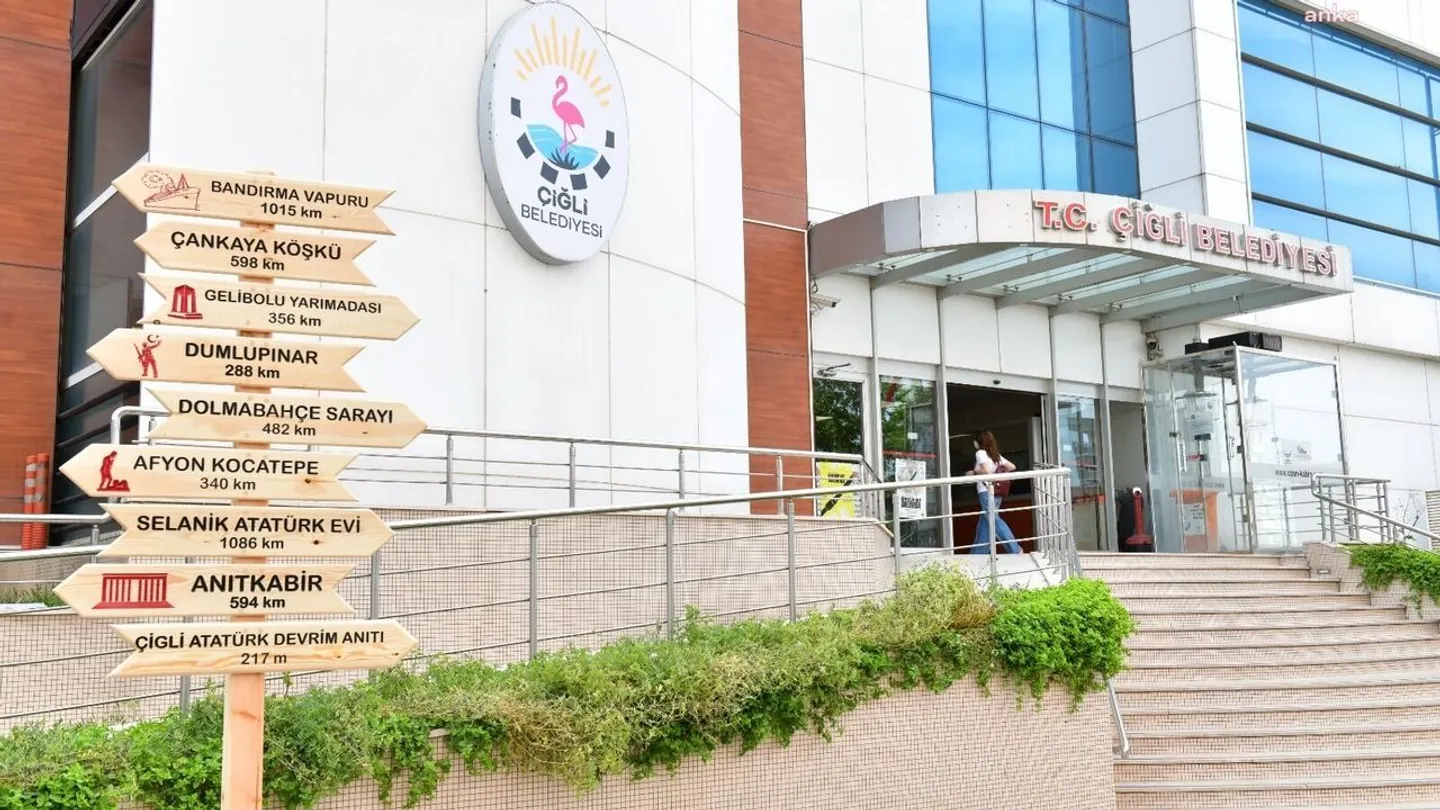 Çiğli Belediyesi’ne ait kafeye silahlı saldırı! Gece yarısı kurşun yağdırdılar