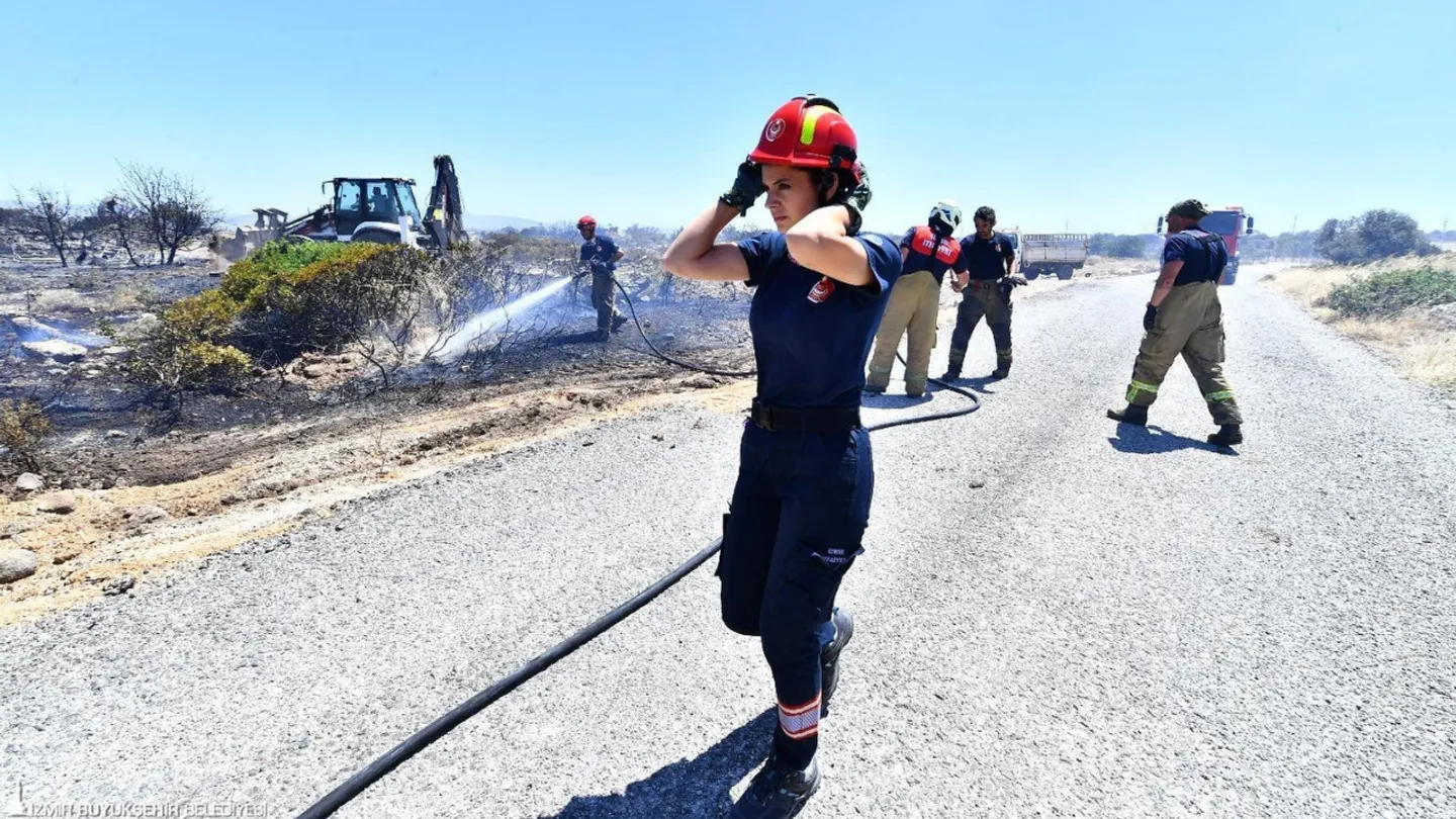 Ön Yargıları Alevlere Teslim Etti: Karşınızda İzmir İtfaiyesi’nin İlk Kadın Şoförü!