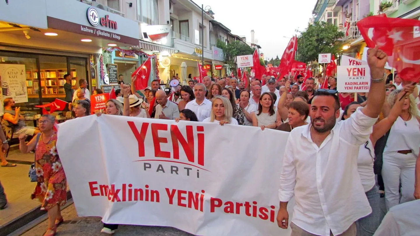 Çeşme'de CHP'den toplu istifa: Belediye Başkanı Lâl Denizli ve ilçe örgütü YENİ Parti'ye geçeceklerini açıkladı