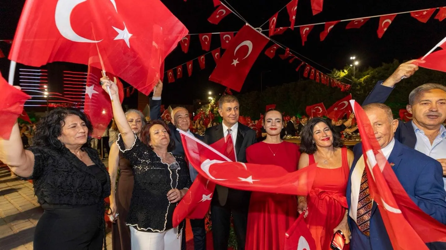 İzmir’de 9 Eylül gecesi: Tugay’dan “104 yıllık mirasa çalışarak sahip çıkacağız” mesajı