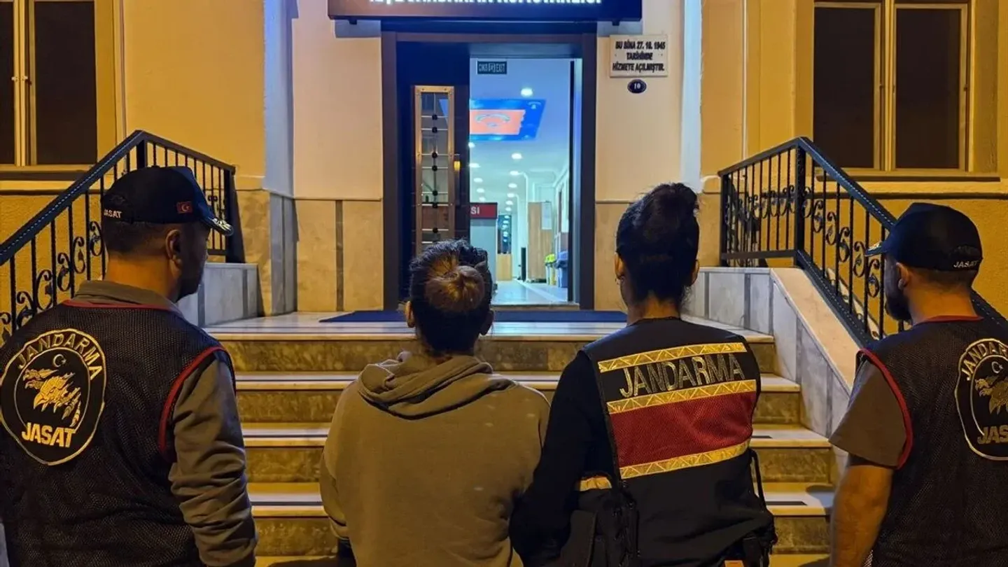 Ödemiş’te film gibi operasyon: 23 yıl hapis cezasıyla aranan firari mutfaktaki gizli bölmede yakalandı