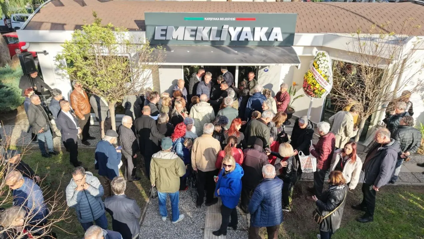 Karşıyaka’da Emekliler İçin Yeni Buluşma Noktası: “Emekli Yaka” Yoğun İlgi Görüyor