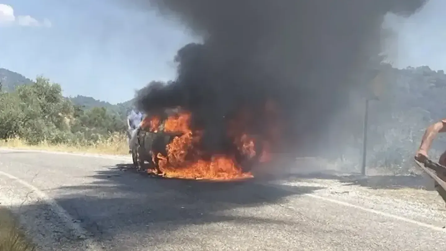 İzmir’de Seyir Halindeki Otomobil Alevlere Teslim Oldu! Sürücü Son Anda Kurtuldu