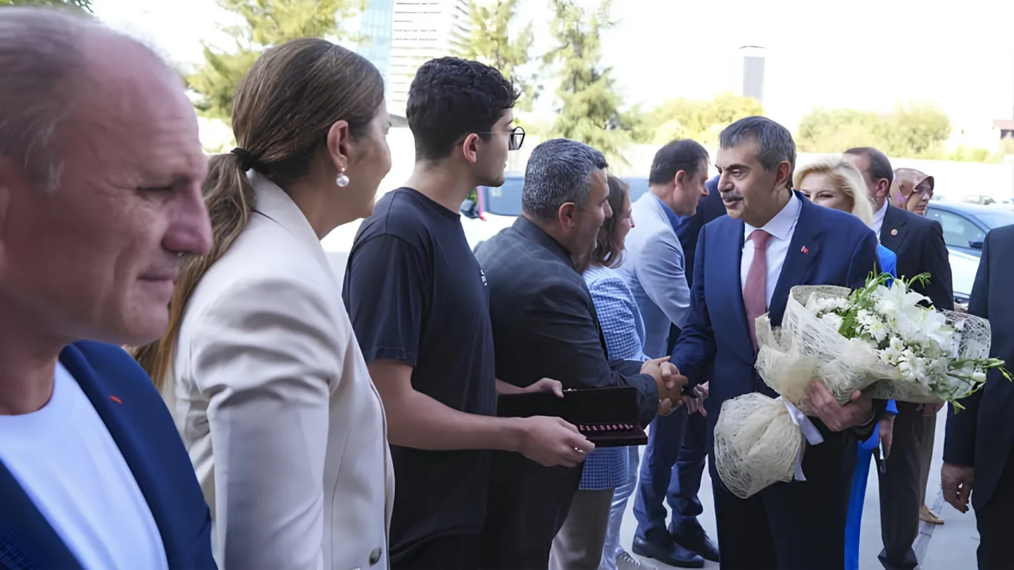 Bakan Tekin İzmir’de! İlk Durak Valilik Oldu