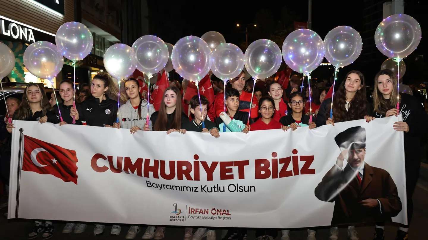 Bayraklı’da Cumhuriyet coşkusu zirveye çıktı! 100 metrelik bayraklarla yürüdüler, Candan Erçetin’le kutladılar