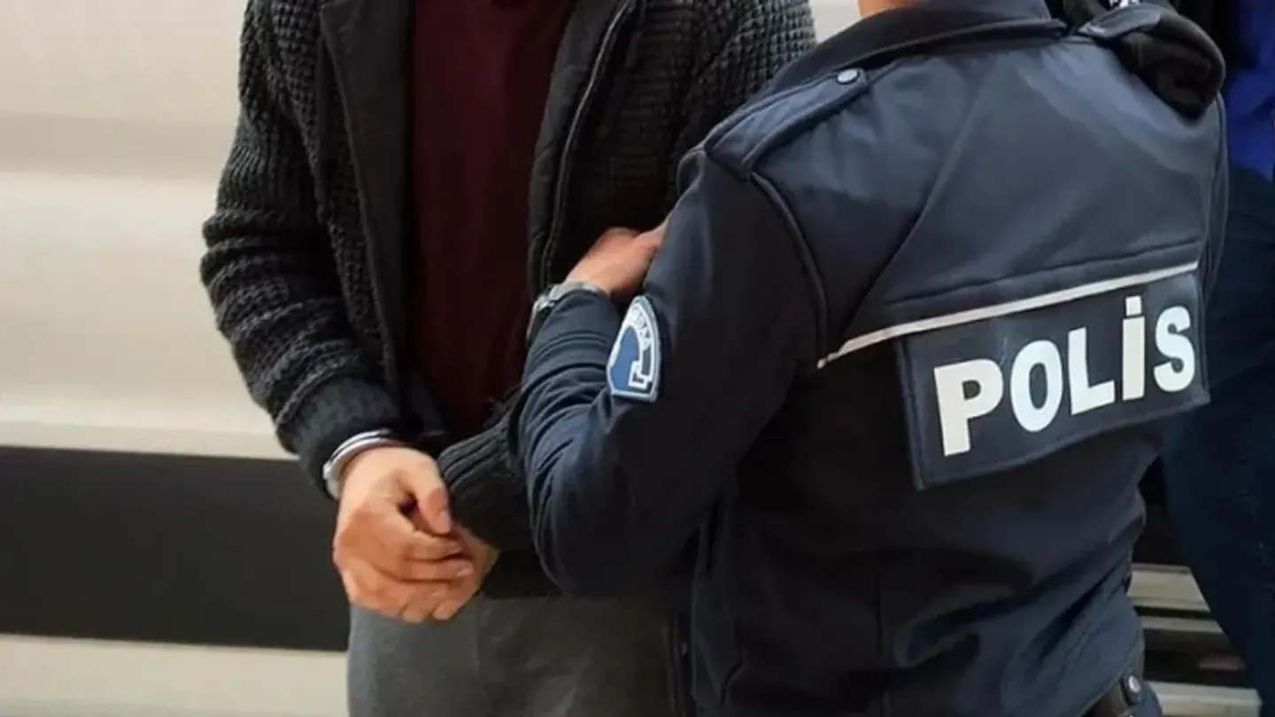 İzmir'de öğrenci evi görünümlü suç ağı! Polis baskınında gerçek ortaya çıktı