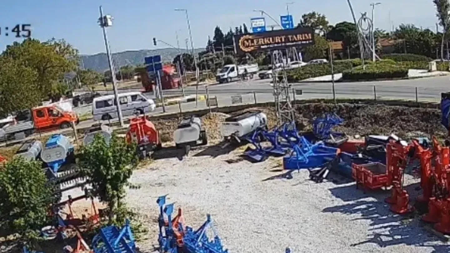 İzmir Bayındır’da Korku Dolu Anlar! Kamyonetin Altında Kalmaktan Son Anda Kurtuldu