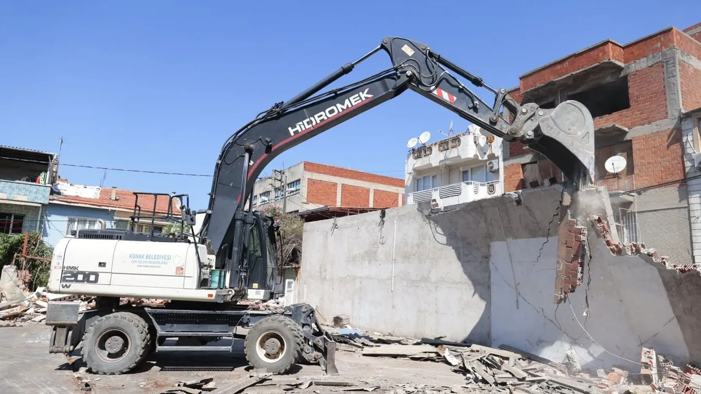 Konak Belediyesi’nden Kaçak Yapılaşmaya Sıfır Tolerans: Mühürler Vuruluyor, Yıkımlar Başladı!