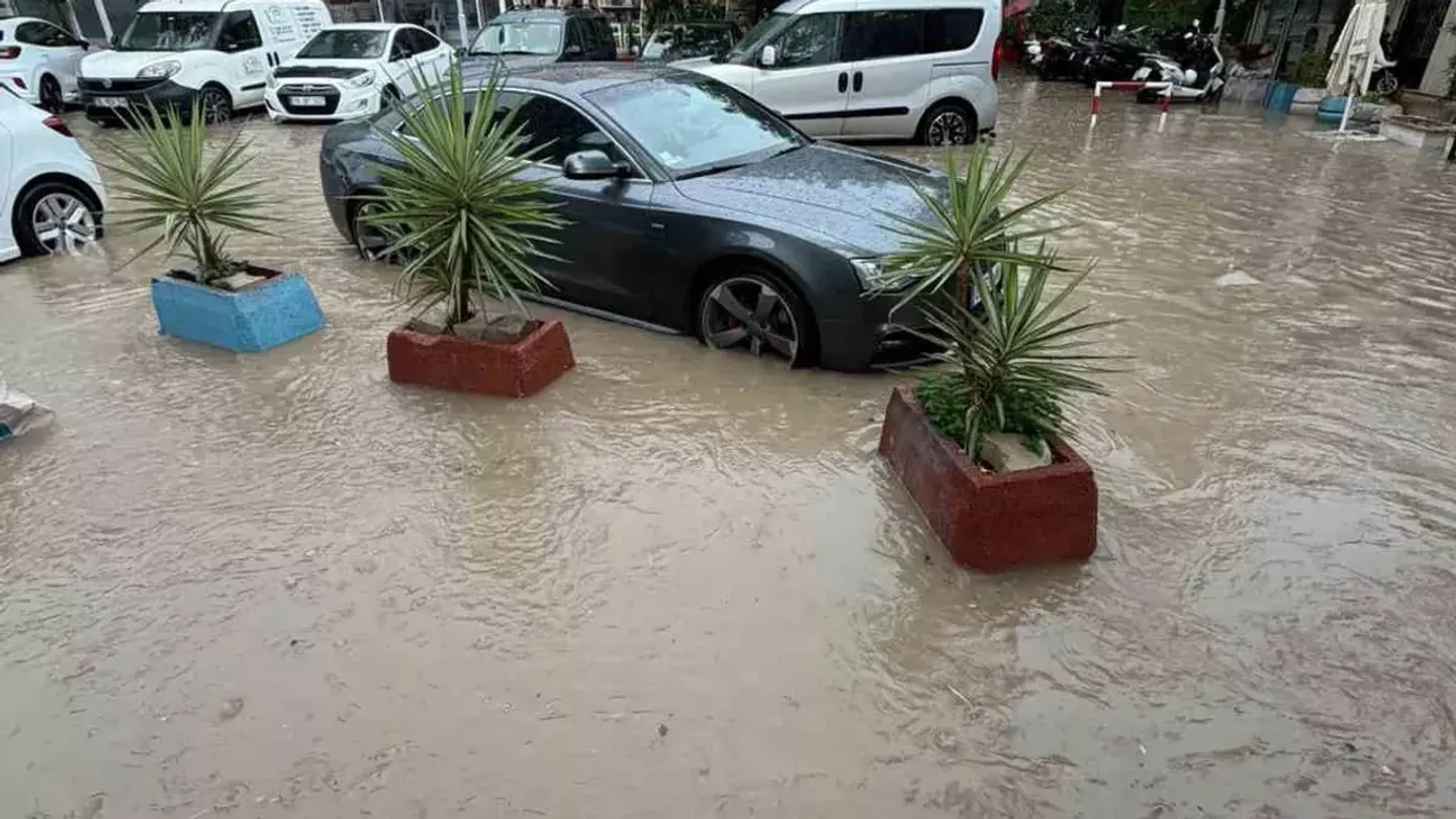 Çeşme’yi Sağanak Vurdu! Cadde ve Sokaklar Göle Döndü, Araçlar Suda Mahsur Kaldı