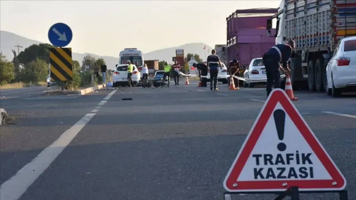 İzmir otoyolunda zincirleme kaza! 5 araç birbirine girdi, trafik kilitlendi