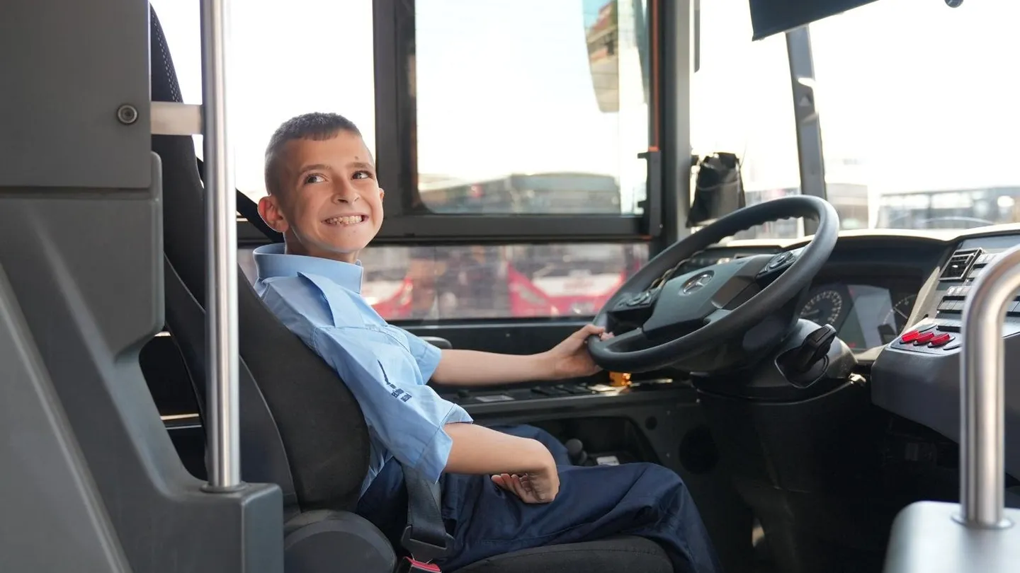 Minik Edip’in Büyük Hayali Gerçek Oldu: ESHOT Direksiyonunu Bir Günlüğüne O Kullandı