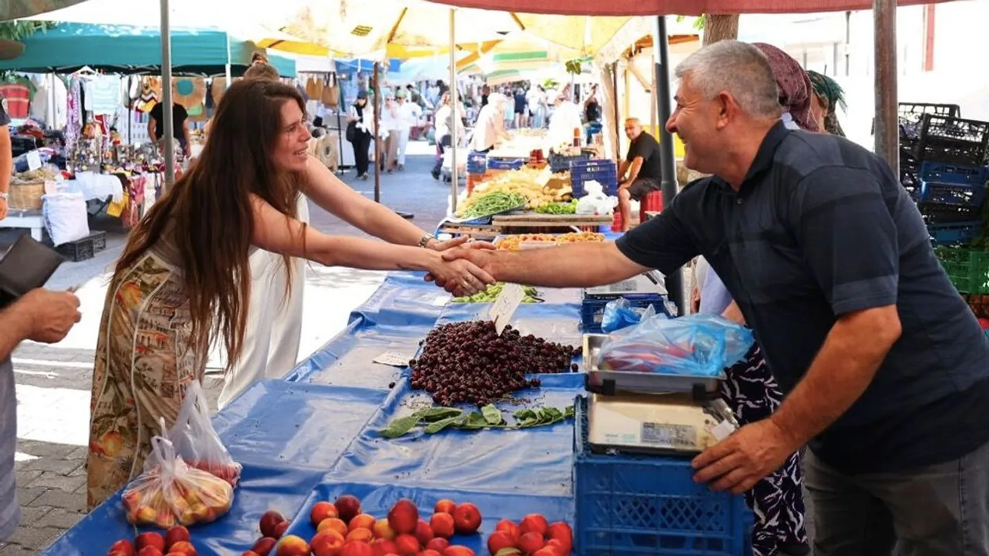 Çeşme Belediye Başkanı Lâl Denizli Alaçatı Pazarı’nda esnaf ve vatandaşlarla buluştu