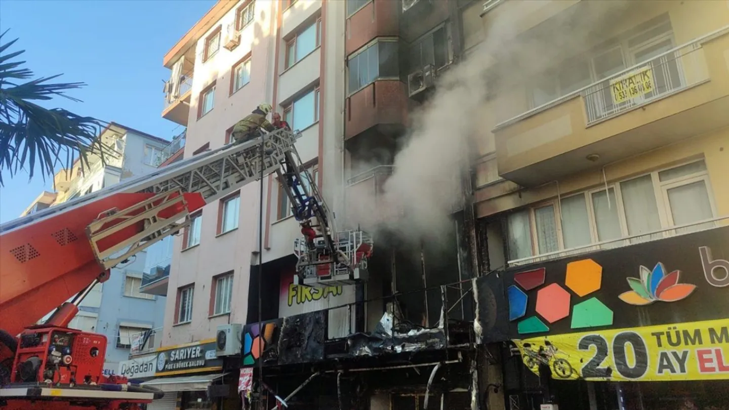Ödemiş'te yangın sonrası kundaklama şüphesi: İş yeri ve 6 daire küle döndü, 1 gözaltı