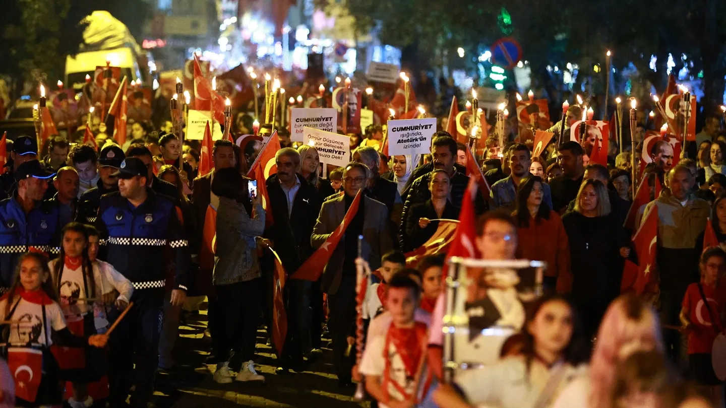 Efes Selçuk’ta Cumhuriyet coşkusu sokaklara taştı! Başkan Sengel’den “Milli irade” vurgusu