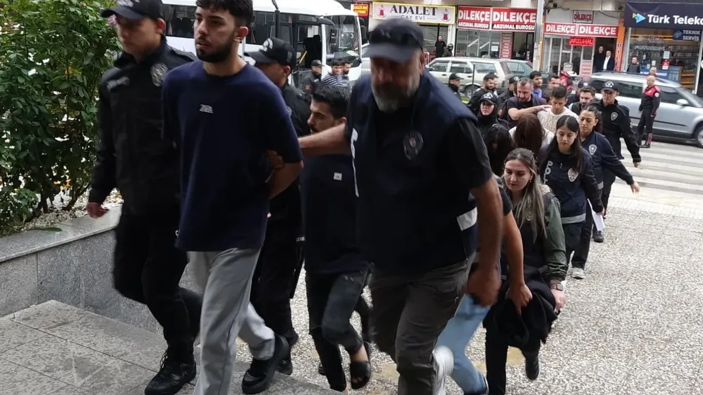 İzmir dahil 4 ilde kapora dolandırıcılığı operasyonu: 18 şüpheli gözaltında