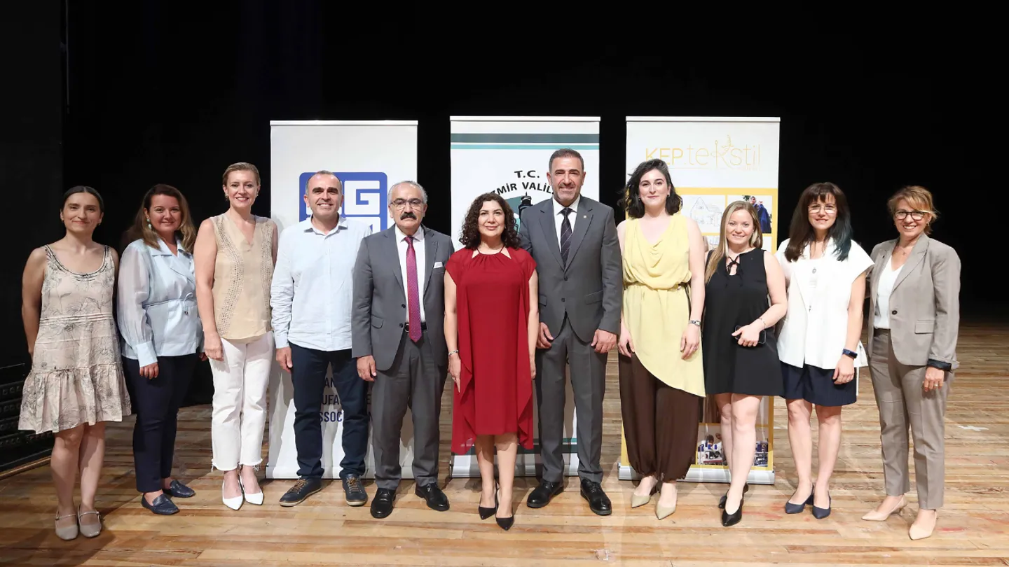 İzmir’de kadın moda girişimcileri ilk tasarımlarını podyuma taşıdı