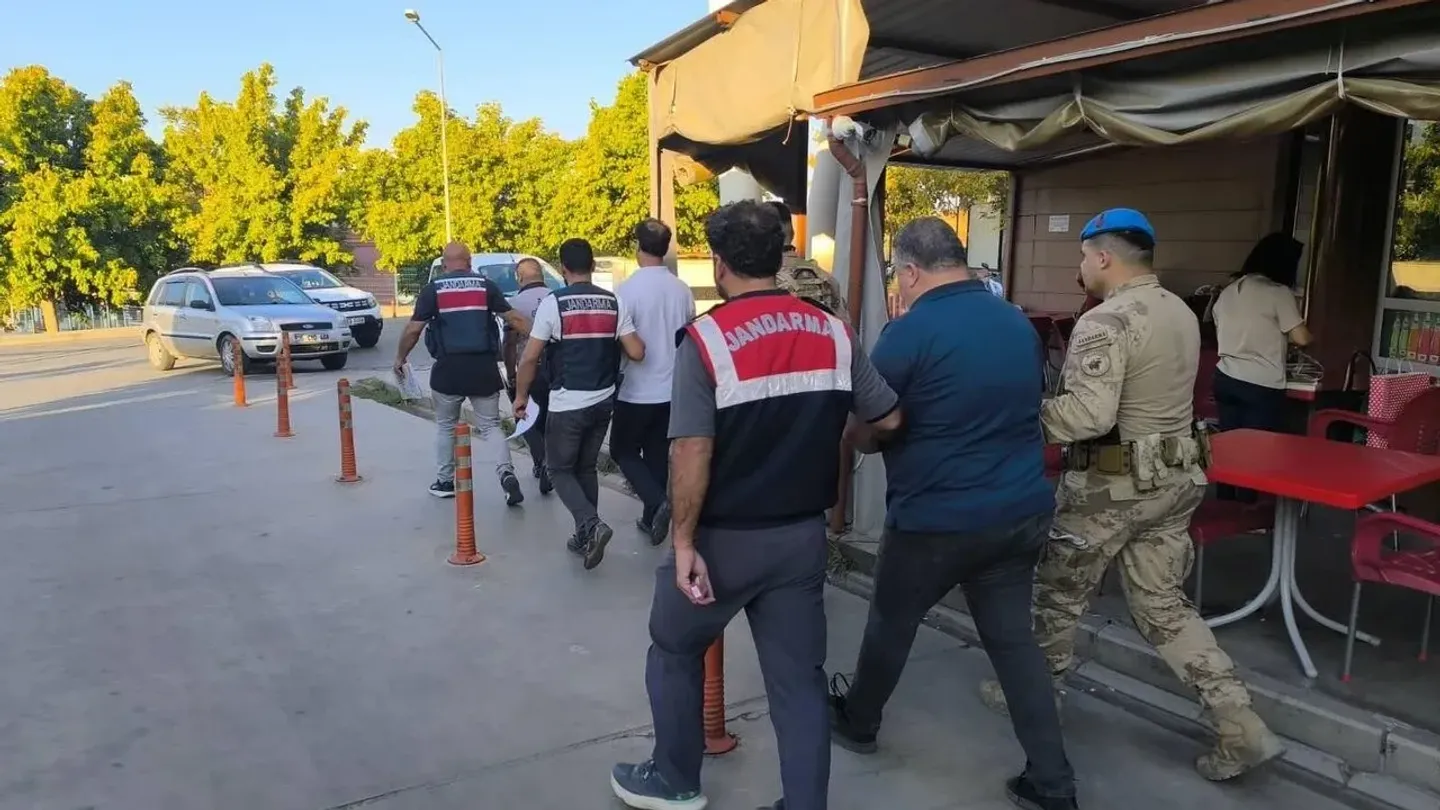 İzmir’de FETÖ operasyonu: 24 şüpheliden 3’ü tutuklandı