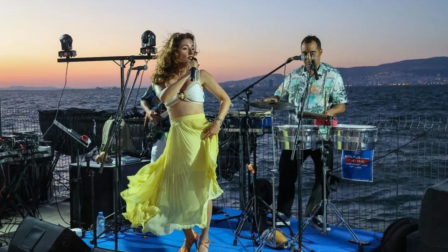 İzmir Marina'da yaz akşamları müzikle şenleniyor: Marina Konserleri devam ediyor