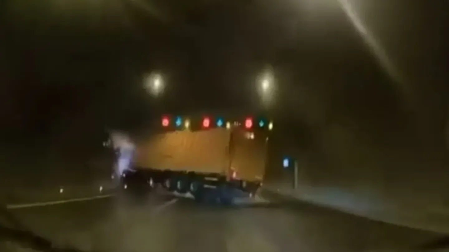 İzmir Çevreyolu’nda Korku Dolu Anlar! Kontrolden Çıkan TIR Devrilmekten Son Anda Kurtuldu