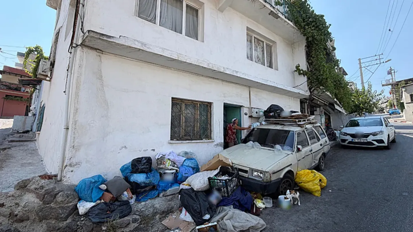İzmir’de Çöp Ev Tepkisi! Mahalleli İsyanda: “Dükkanımıza Fareler Giriyor”