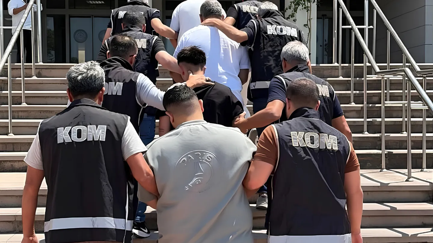 İzmir’de Haraç Çetesi Operasyonu: Silahlı Eylem Planları Ortaya Çıktı, 2 Şüpheli Tutuklandı