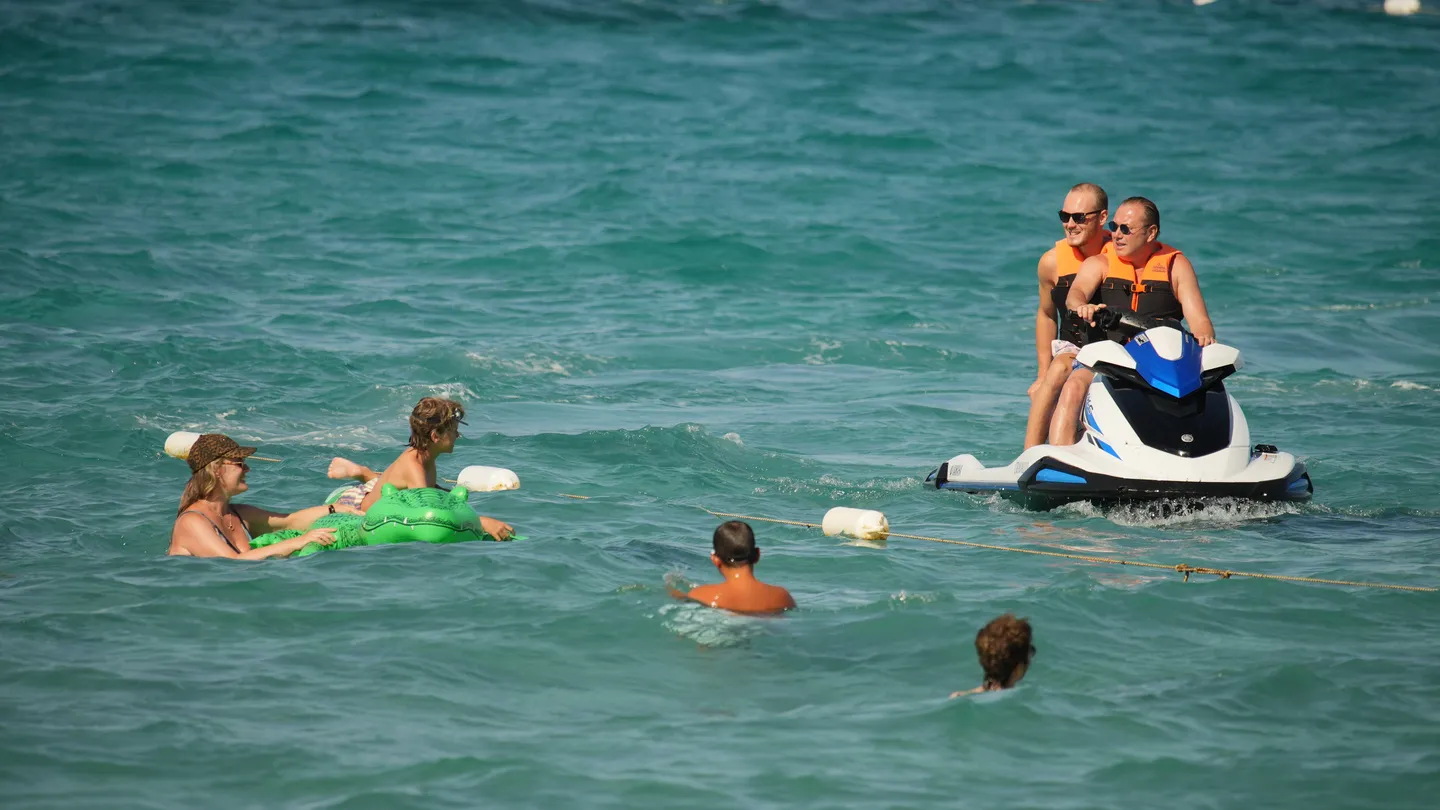 Çeşme’de hız tutkusu! Şoray Uzun’dan jet ski üzerinde aksiyon şovu
