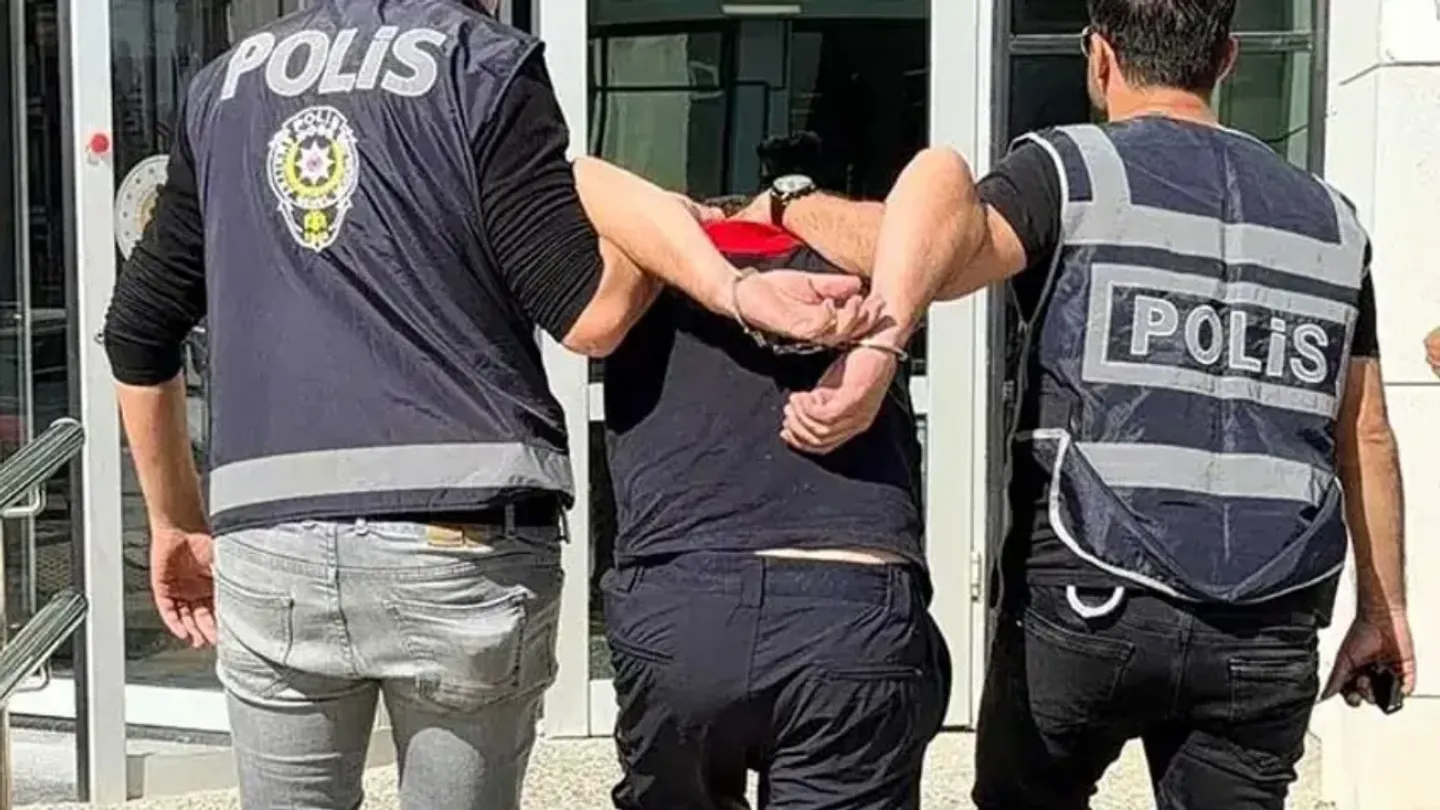 Seferihisar’da dehşet: Eski sevgilisinin evini ateşe verdiği öne sürülen itfaiyeci tutuklandı