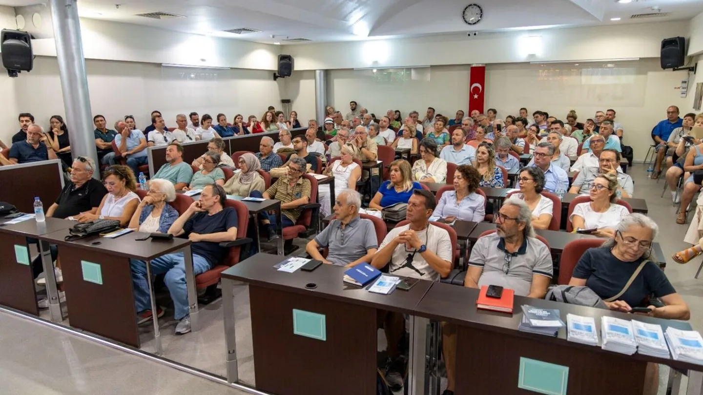 Karşıyaka’da kentsel dönüşüm masaya yatırıldı: Vatandaşlara uzmanlardan yol haritası