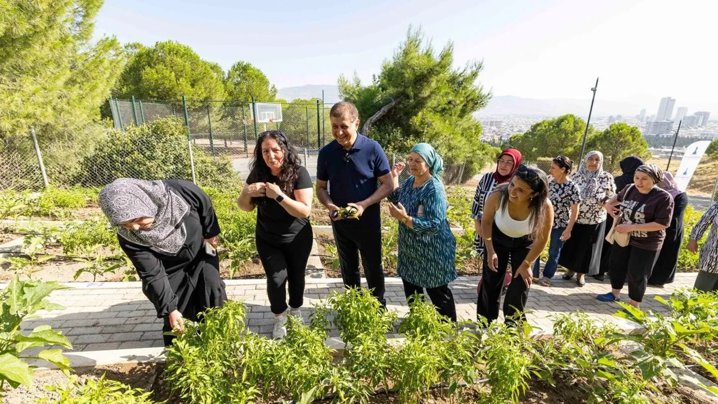 Başkan Tugay Meriç Mahalle Bostanı'nda kadınlarla hasat yaptı