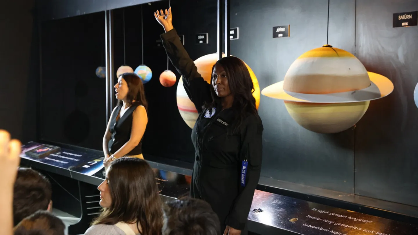 Astronot Aisha Bowe Çiğli’de öğrencilerle buluştu: Uzay deneyimini gençlere anlattı