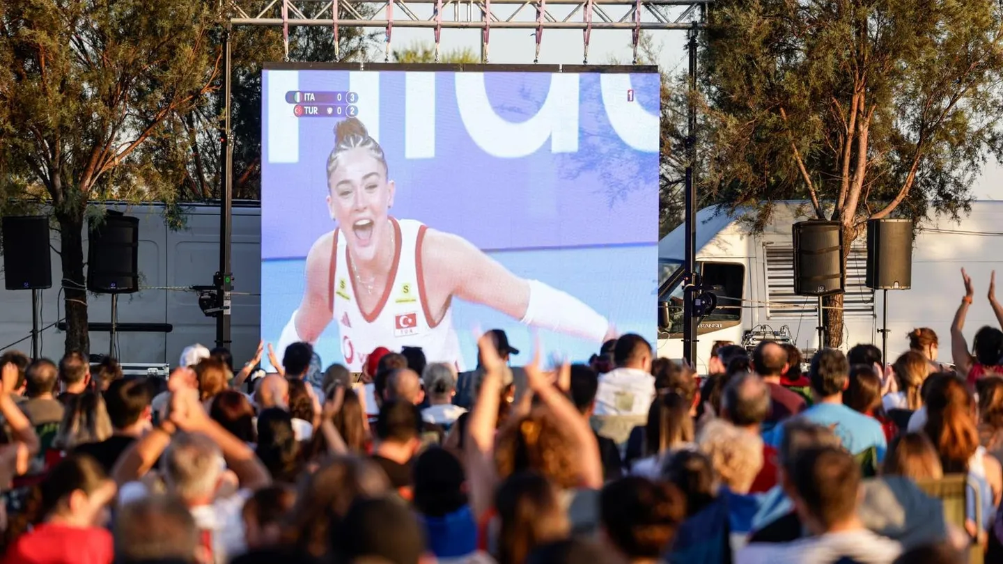 İzmir’de şampiyonluk coşkusu: Filenin Sultanları için meydanlar doldu taştı