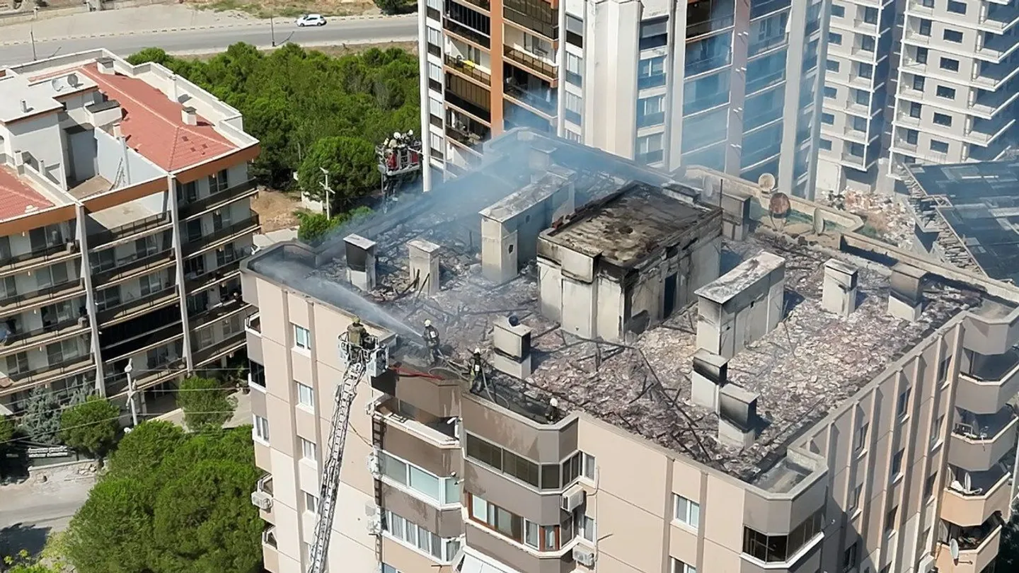 Menemen'de 10 katlı binanın çatısında yangın: Mahsur kalan 3 işçi kurtarıldı