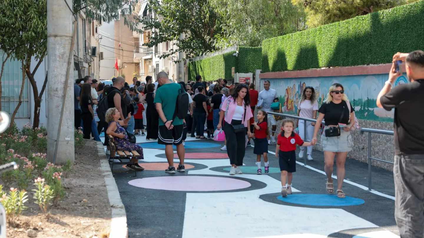 Konak’ta Öğrencilere Renkli Sürpriz: Okul Yolu Trafiğe Kapatıldı