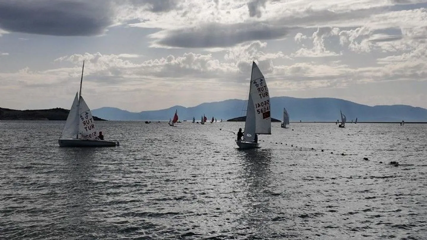 Foça’da Yelken Heyecanı Başladı! 108 Sporcu Denize Açıldı