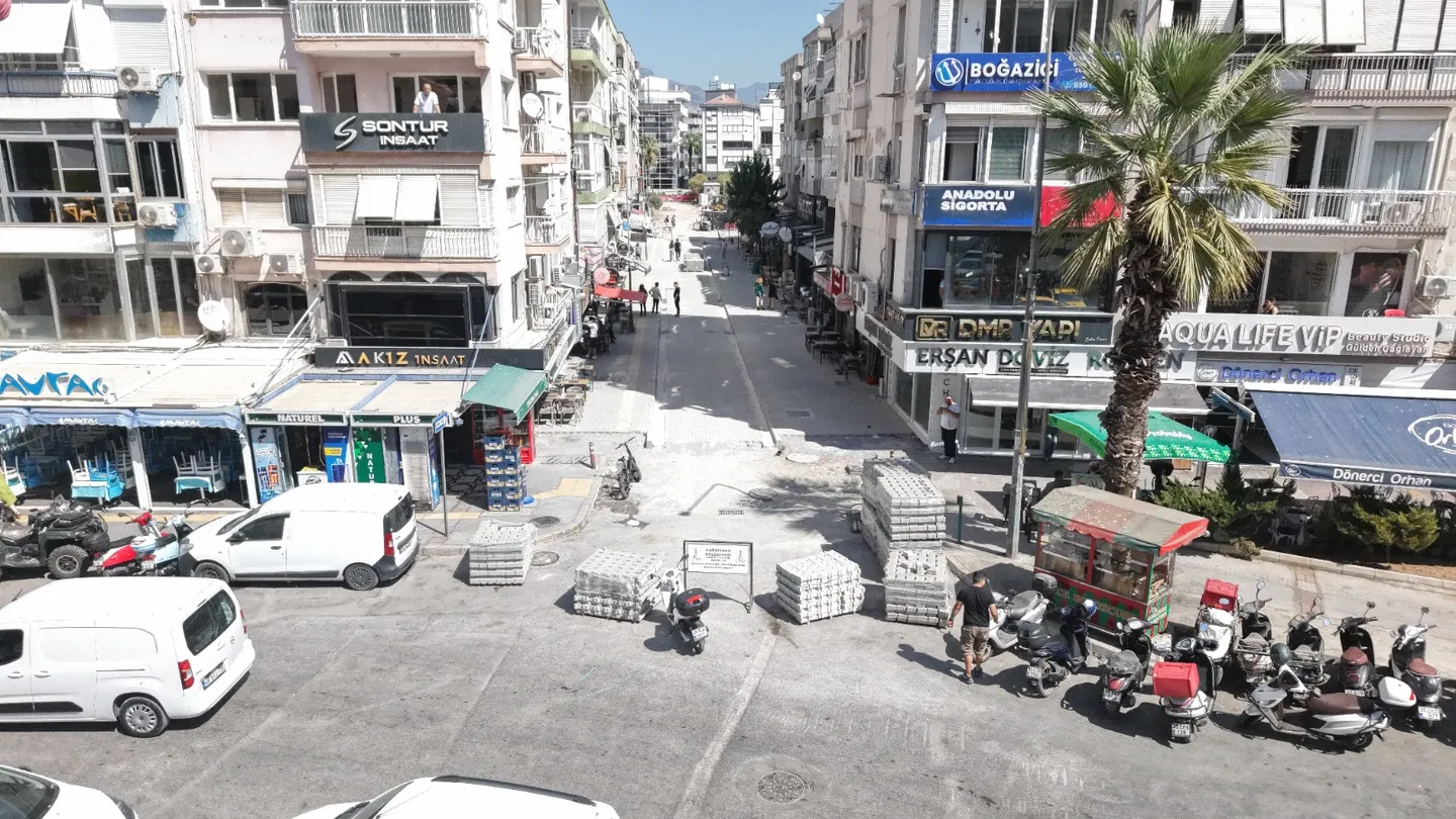 Karşıyaka’da bir sokak daha yenileniyor: Çalışmalarda yüzde 70 aşıldı