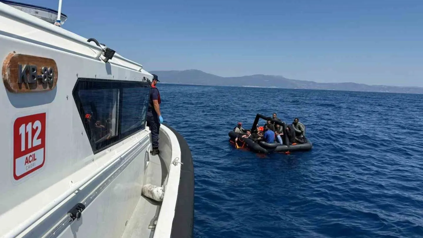 İzmir Açıklarında Alarm: 57 Düzensiz Göçmen Kurtarıldı